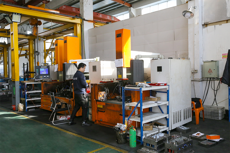 Navigating Challenges in Bucket Mold Making: A Comprehensive Overview